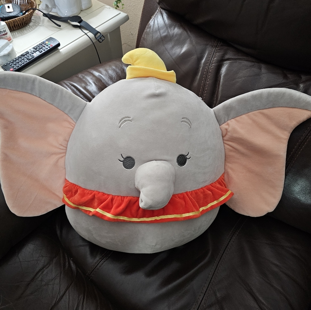 SQISHMELLOW DISNEY ELEPHANT DUMBO LARGE! 14 INCHES TALL! LIKE NEW!